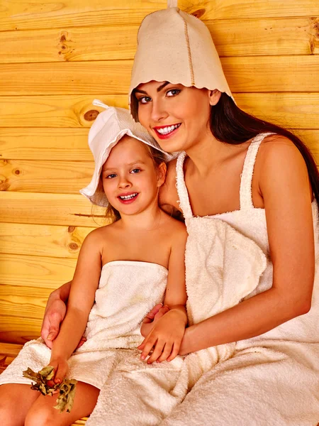 Dítě a matka odpočívat v sauně — Stock fotografie