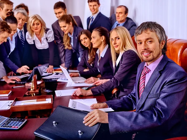 Heureux hommes d'affaires au bureau — Photo