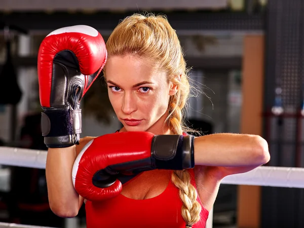 Bonito esporte menina boxe — Fotografia de Stock