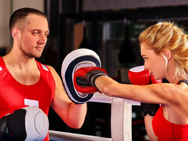 Boxer feminino com treinador no ringue — Fotografia de Stock