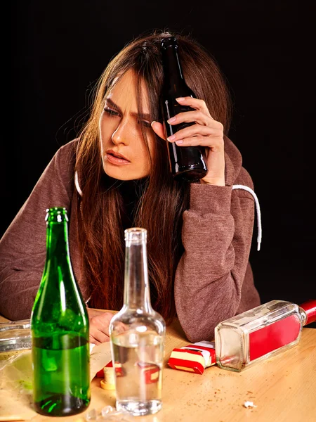 Dronken meisje bedrijf fles — Stockfoto