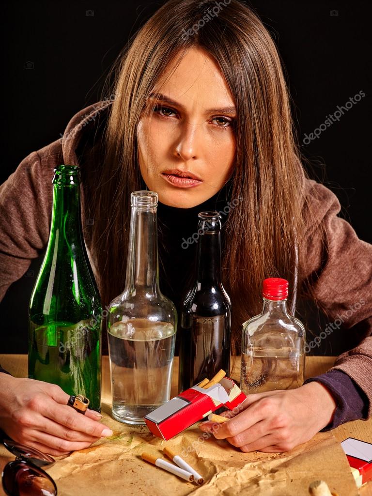 Алкоголичка дегустатор бокал. Блондинка алкоголичка фото. Женщина выпила возбудитель. Напоить спиртным. Напоить спиртным.