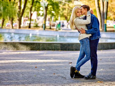 Parkta flört genç Çift