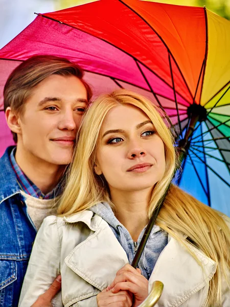 Feliz jovem casal sob guarda-chuva — Fotografia de Stock