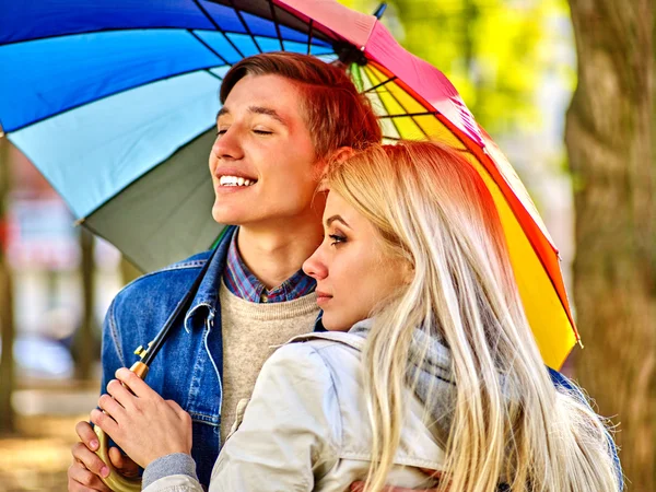 Genç çift şemsiyesi altında — Stok fotoğraf