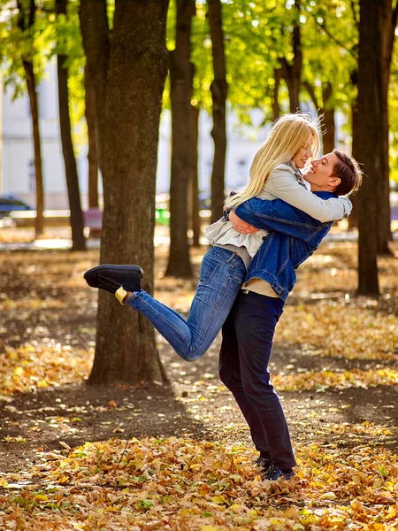 Jong koppel in park flirten — Stockfoto