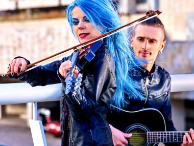 Kız kemancı ve adam gitarist açık