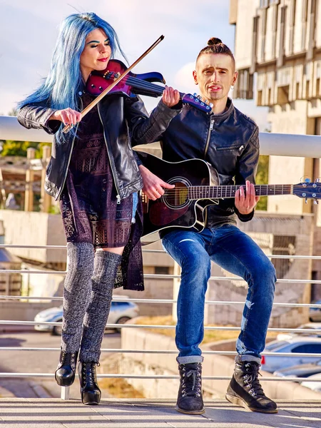 Dziewczyna skrzypaczka i człowiek gitarzysta odkryty — Zdjęcie stockowe