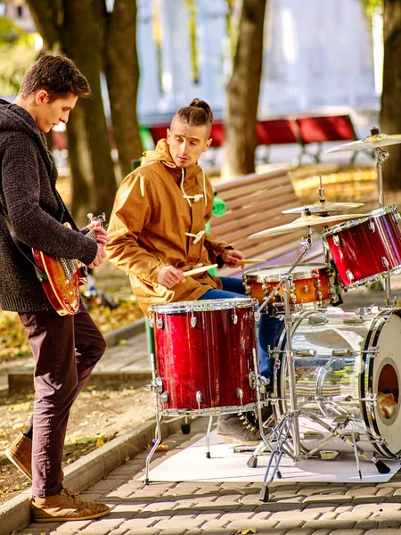 Musique rue hommes interprètes — Photo