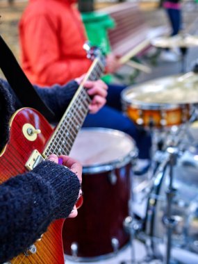 Müzik sokak sanatçıları üzerinde sonbahar açık