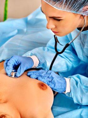 Doktor stetoskop ile dinlemek için hastanın kalp