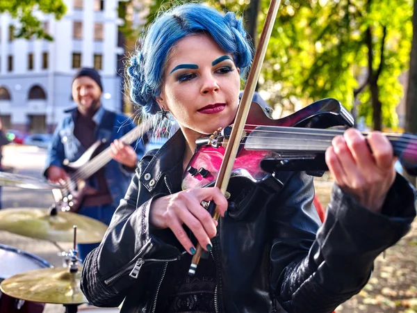 Meisje violist met blauwe haren — Stockfoto