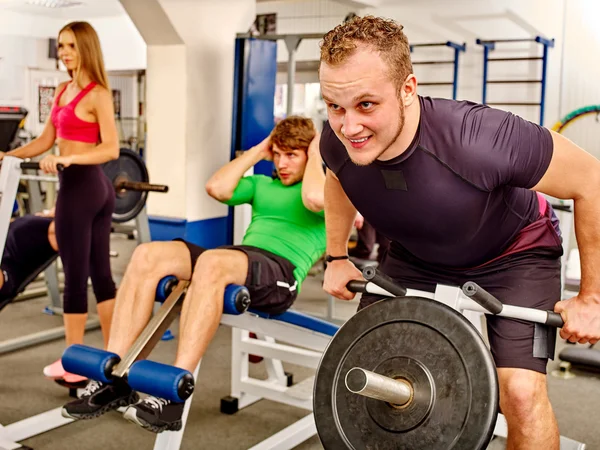 Hommes et femmes travaillant au gymnase — Photo