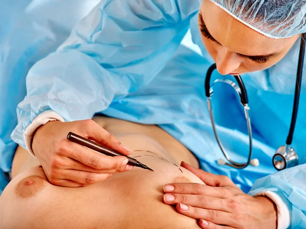 Doktor noktalı çizgi üzerinde meme yapıyor.