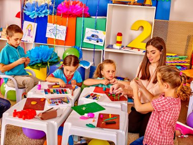 hamuru anaokulunda tarafından çocuklar heykeltraşlık