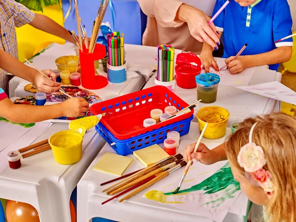 Kinderen schilderij op tafel in de kleuterschool — Stockfoto