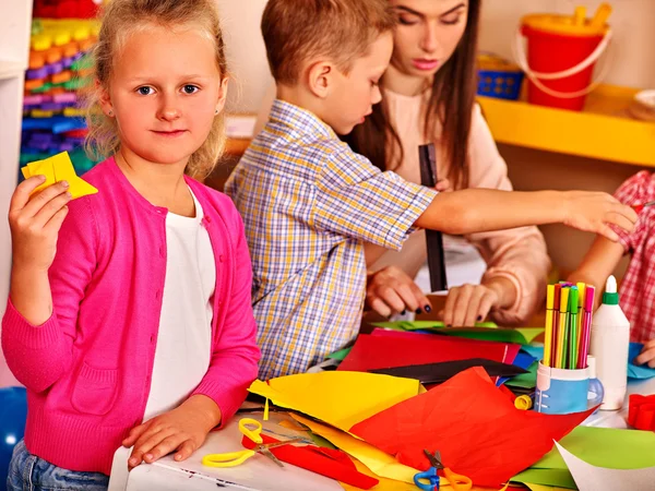 Kids holding colored paper — Stock Photo, Image