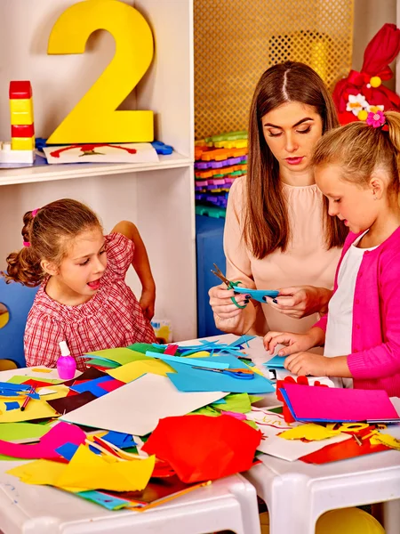 Niños sosteniendo papel de color en el jardín de infantes —  Fotos de Stock