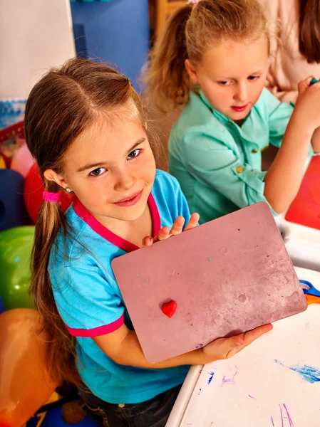 Děti tvarovat do Plastelíny v mateřské školce — Stock fotografie