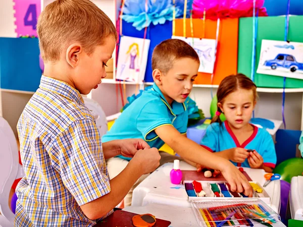 Kinderen beeldhouwen door plasticine op tafel — Stockfoto