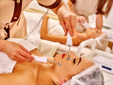 Elektrik yüz masajı alan kadınlar