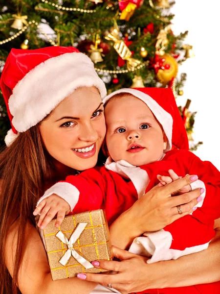 Μαμά μωρό εκμετάλλευση κάτω από το χριστουγεννιάτικο δέντρο — Φωτογραφία Αρχείου