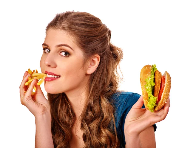 Žena jíst hamburger a smažené brambory — Stock fotografie