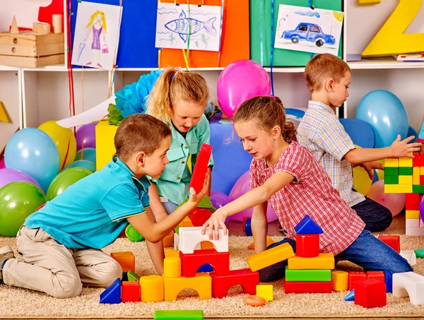 Kinder bauen Bausteine im Kindergarten — Stockfoto