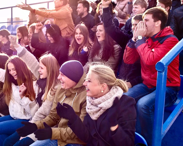 Gli appassionati di sport applaudono e cantano sui tribuni — Foto Stock
