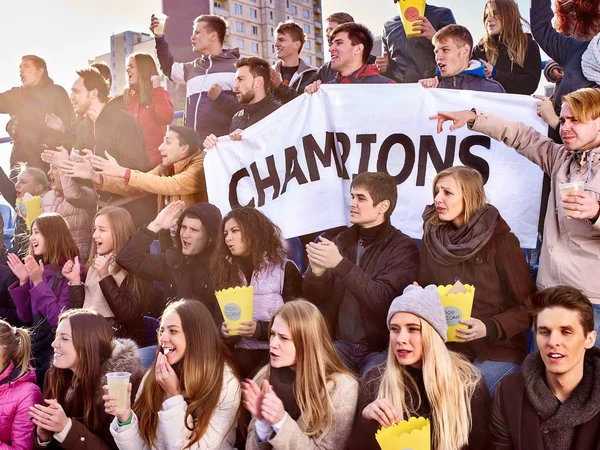 Sport fans håller champions banner — Stockfoto