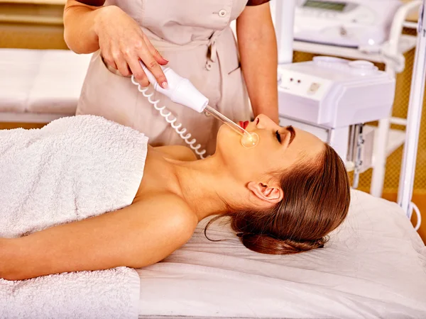 Mujer recibiendo masaje facial eléctrico — Foto de Stock