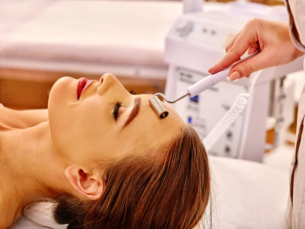 Mujer recibiendo masaje facial eléctrico —  Fotos de Stock