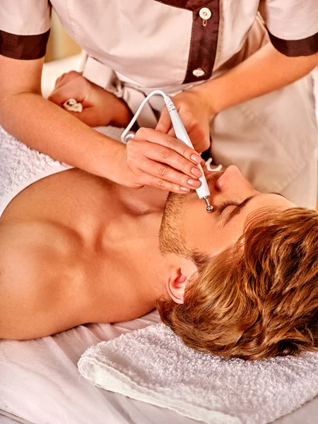 Homme recevant un massage facial électrique — Photo