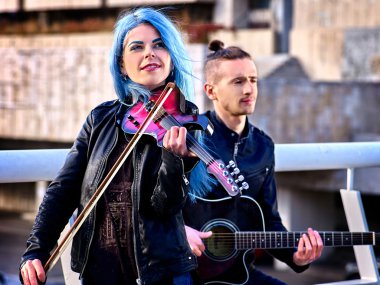 Kız kemancı ve adam gitarist açık