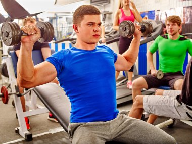 erkek ve kadın spor salonunda dumbbells ile