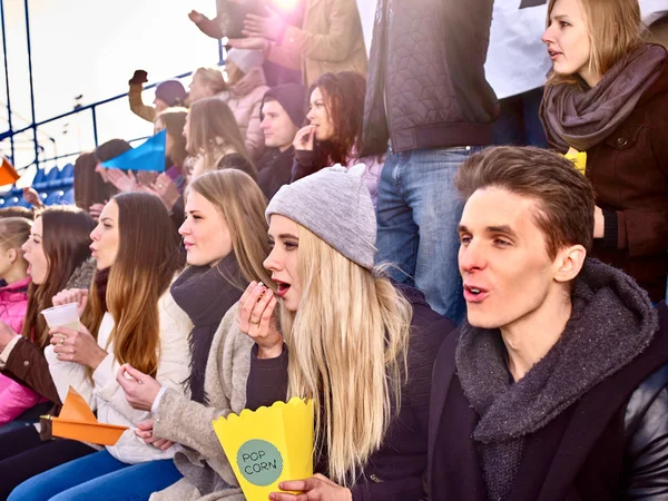 Los aficionados al deporte comen palomitas — Foto de Stock