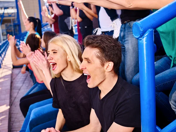 Sportovní fanoušci tleskali a zpěv — Stock fotografie