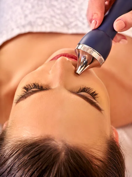 Mujer recibiendo masaje facial eléctrico — Foto de Stock