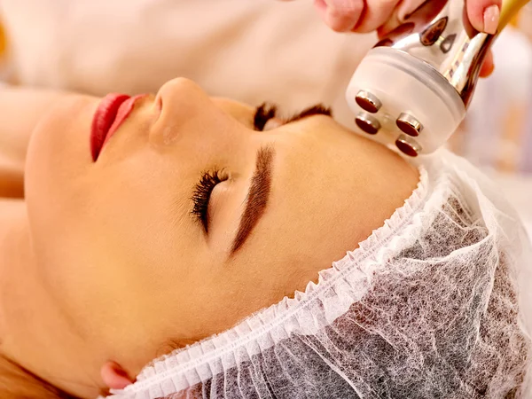 Woman receiving electroporation facial therapy — Stock Photo, Image