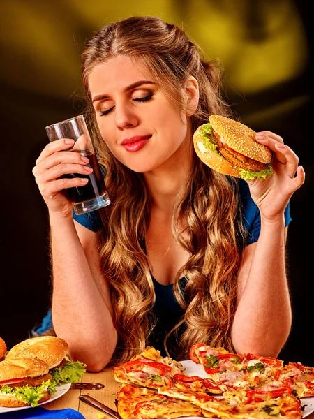 Chica comiendo hamburguesa y beber cola — Foto de Stock