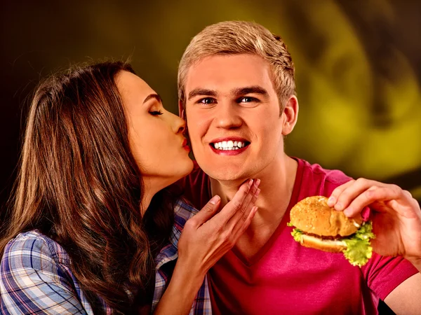 Jovem casal comer hambúrguer — Fotografia de Stock