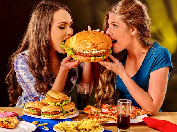 Meninas comendo sanduíche grande — Fotografia de Stock