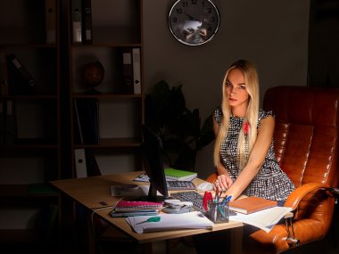 İş kadını ofiste çalışıyor.