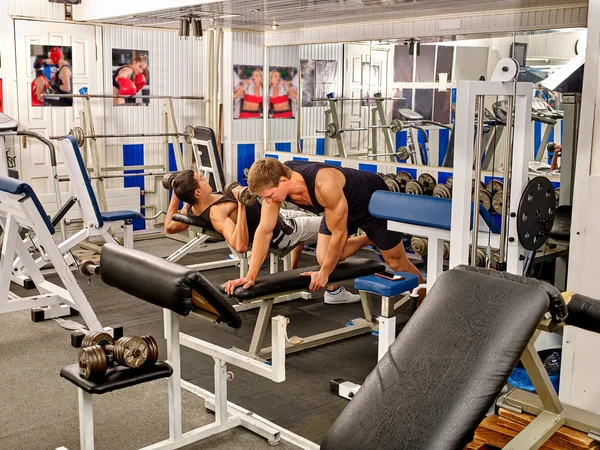 Männer arbeiten im Fitnessstudio an Simulatoren — Stockfoto