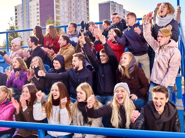 Sportovní fanoušci zpívají na tribuny — Stock fotografie