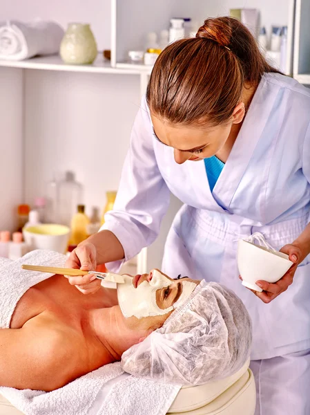 Mulher tomar máscara facial e pescoço — Fotografia de Stock