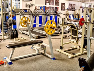 Spor salonu iç koşu bandı ekipman ile.