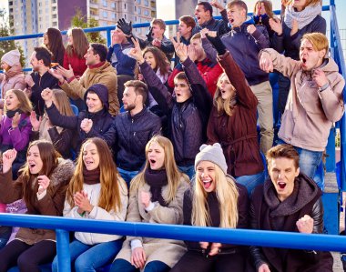 Alkışlar ve tribünlerin üzerinde şarkı spor hayranları.