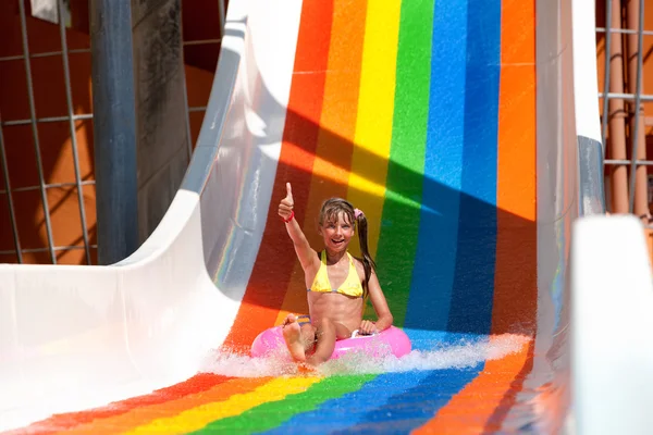 Niño en bikini deslizante parque acuático . — Foto de Stock