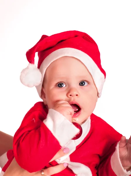 Roupa de menino para chapéus de Papai Noel segurando bola de Natal . — Fotografia de Stock